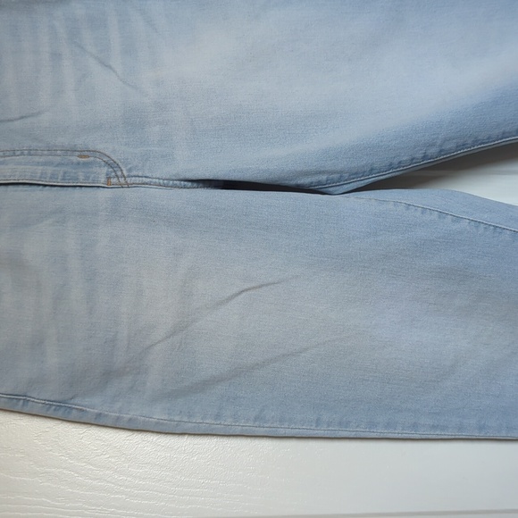 Levi's High Waisted Taper - Picture 5 of 10